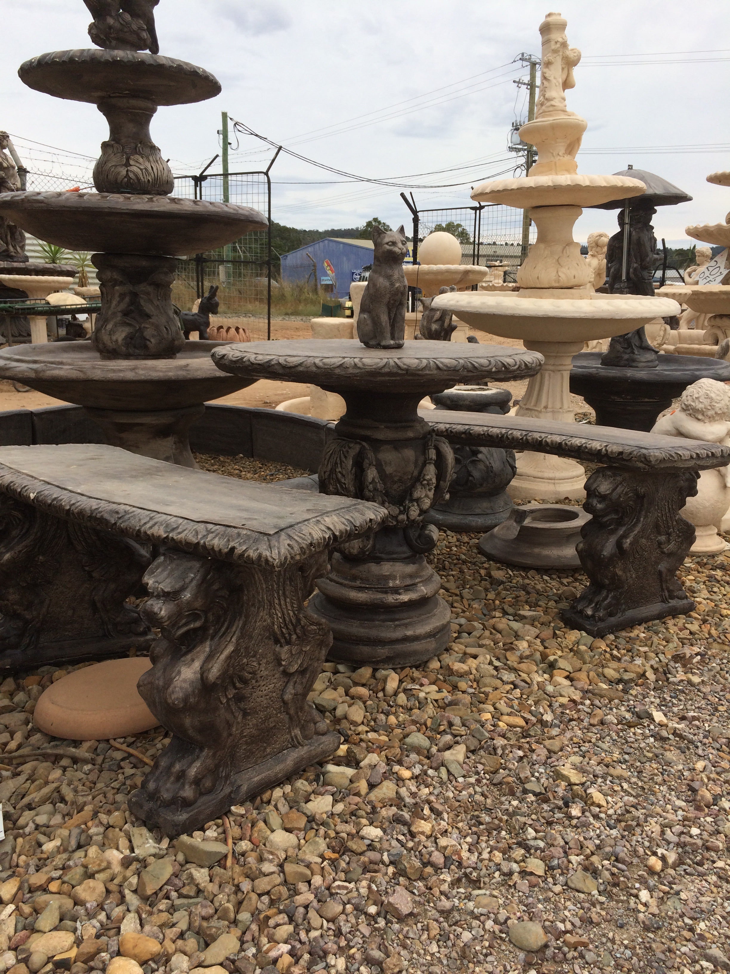Griffin table setting with fancy table leg